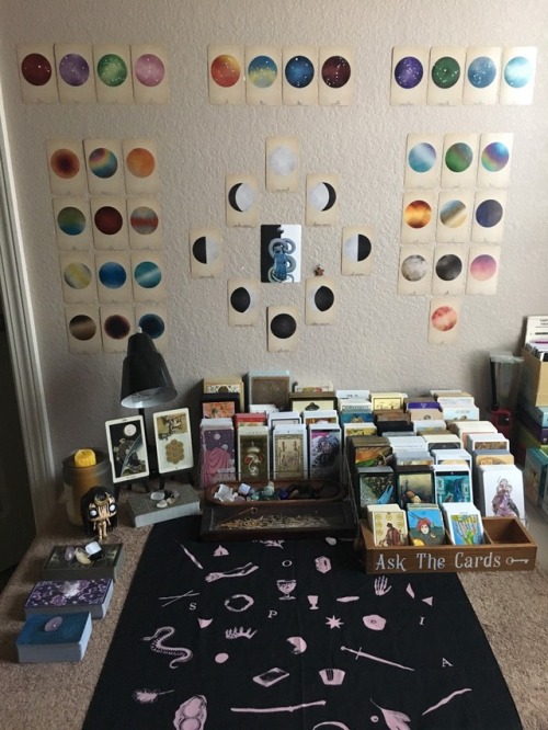 itrainferaligatrs: 29meclectic: I’m really loving my tarot space right now and I just want to share