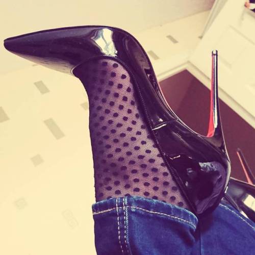 candifluff: Dressing down doesn’t mean scrimping on your shoes #shoefie I love this look.