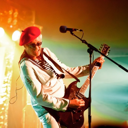 allablur:Captain Sensible playing with The Damned A tinnitus inducing pic!#livemusic #stage #thedamn