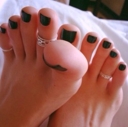 weloveyoufeet:  http://weloveyoufeet.tumblr.com