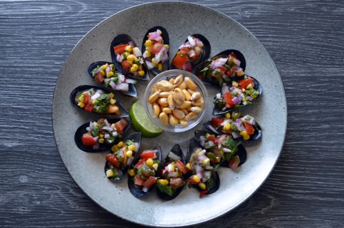 Choritos a la chalaca (Peruvian mussels with salsa)