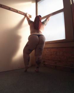 xashleeo:  Another from my mini shelf shoot. That booty though 🙊🍑 #effyourbeautystandards #beyourownkindofbeautiful #nudemodel #plussize #abandonedindiana #tattooedgirls