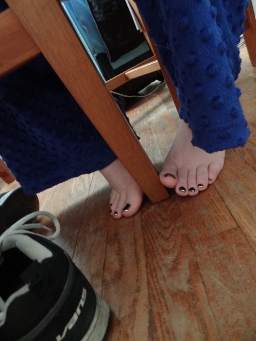 kinky-womanhannah:  Guys foot fetish and how do you get a foot fetish