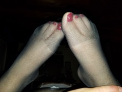gknfjlvr:Hot red toes in nylons !!