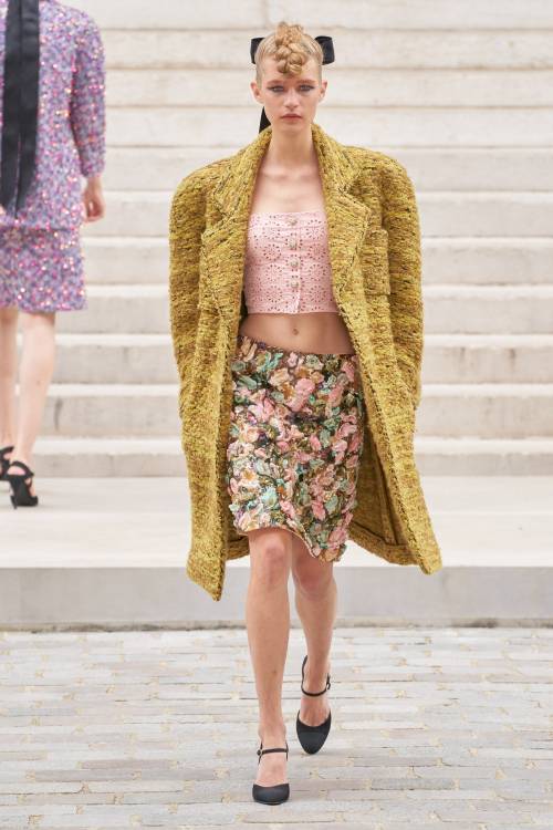 Chanel by Virginie Viard, Fall 2021 Couture Credits:Damien Boissinot - Hair StylistTom Pecheux - Mak