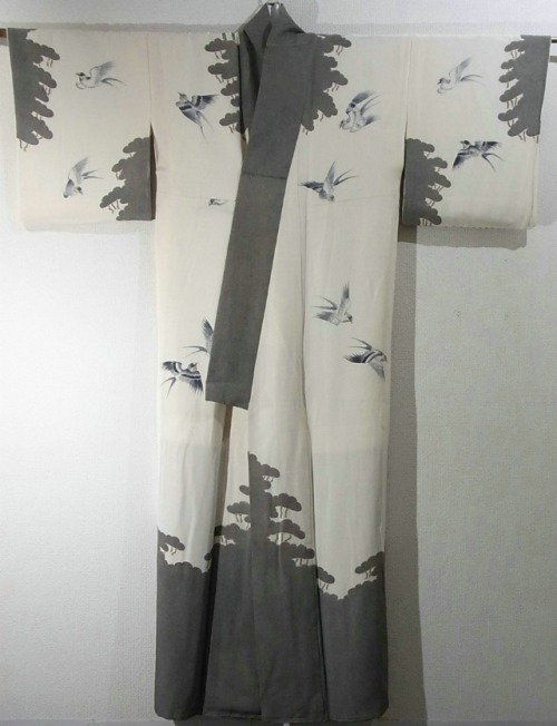 Amazing kimono with a flying swallows motif. The dark collar is especially notable as it is not a fe