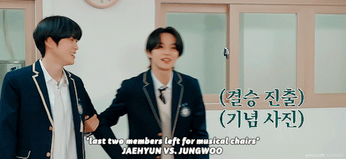 jeongjaehyuns:two very competitive boys vs one chair