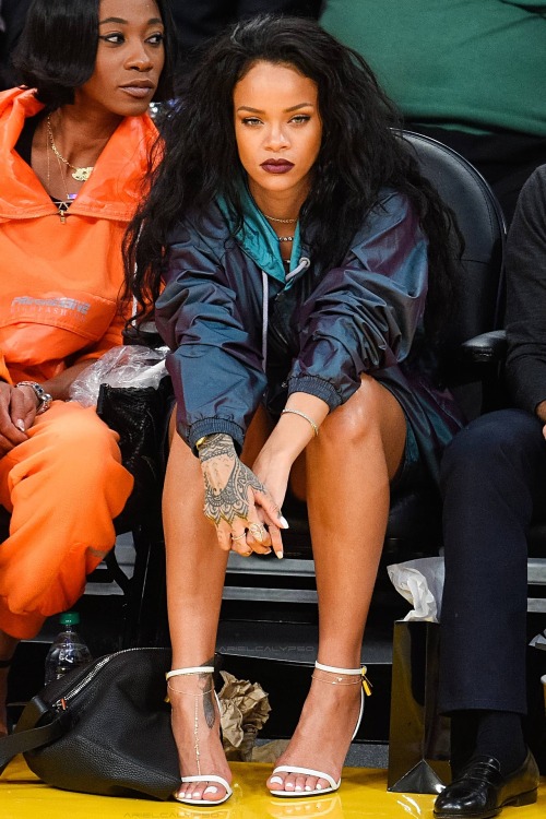arielcalypso:  Rihanna at a basketball game between “The Cleveland Cavaliers” and “The Los Angeles Lakers” in LA. (15th January 2015)