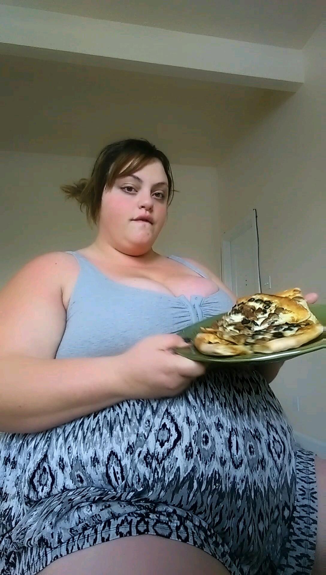 hamgasmicallyfat:  Wanna see me eat? Snapshots from my new clip: 4 Big slices Just