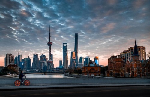 Absorbing the view #modernchina #mobike #bikeshare #bicycles #modernchina #cityview #chinalife #city