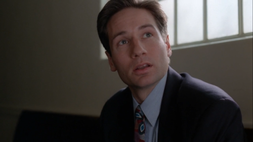 Fox Mulder in The X-Files ep 1.21 Tooms