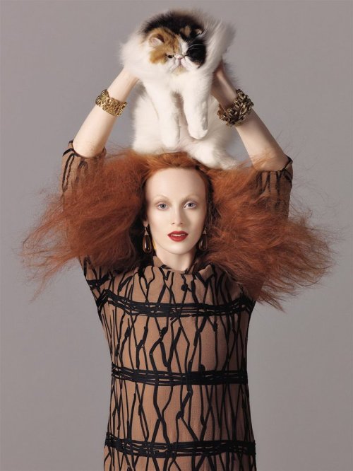 Karen Elson as Grace Coddington By Steven Meisel .Fonte www.fashiongonerogue.com 