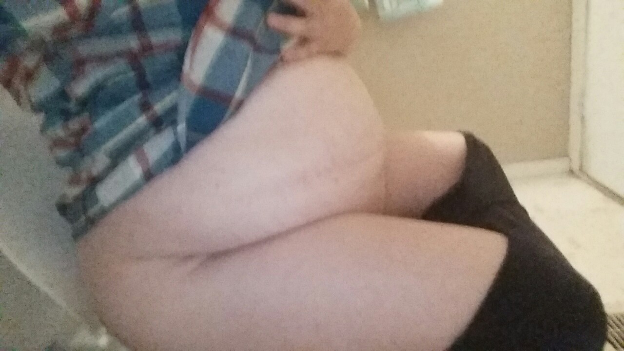 fatgirlbellylover:  fattieporker:  It’s my belly    Big bellies are better :) 
