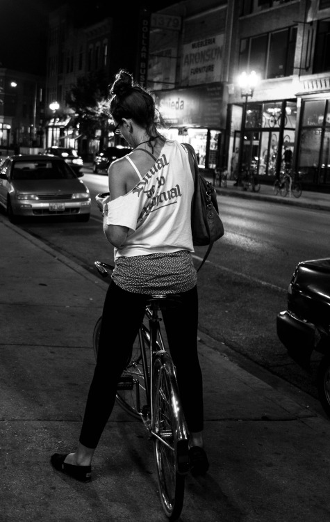 bikesandgirlsandmacsandstuff: (via Show Me a Bike: Black & White in the City)