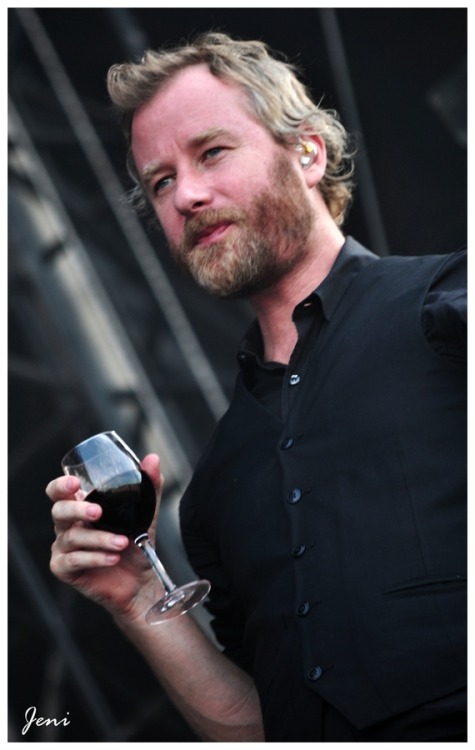 putonyourbathingsuits:  rushinwiththefools:  tangledmazeofwords:  “I don’t get wasted but I will drink about a bottle of wine over two hours on stage, which is a lot of wine but not that much. But it allows me to just lose a certain amount of that