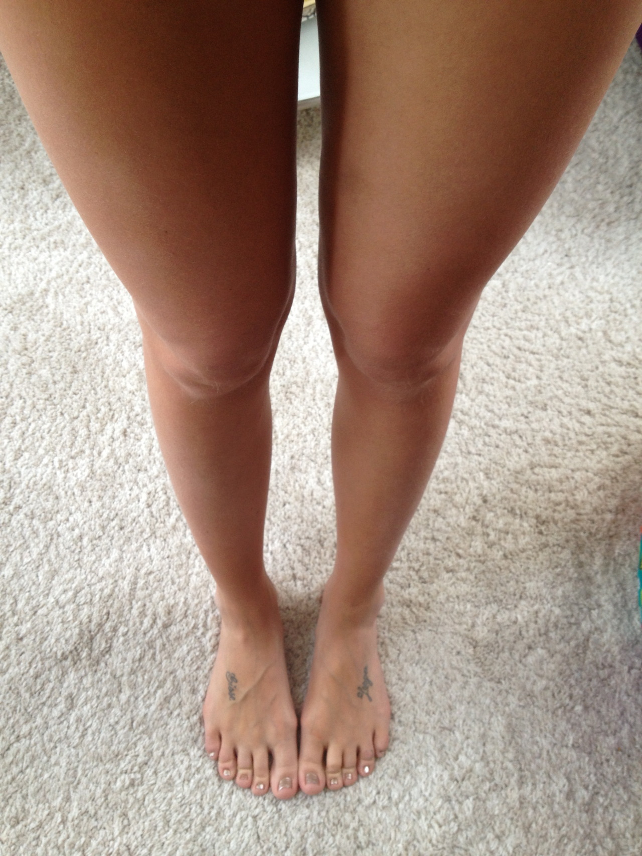 barefootwomen101:  Girl feet fan seriesFollow:               http://barefootwomen101.tumblr.com