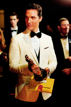 dingdonghae:  Matthew McConaughey poses with award for Best Actor backstage during