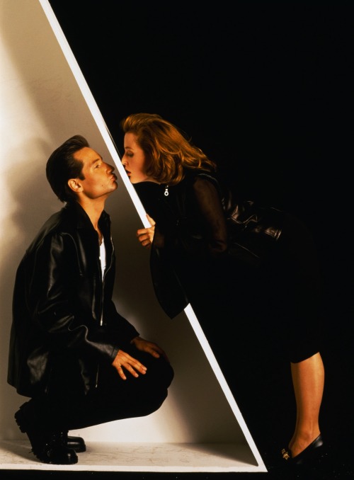 danascullyscosmicjoke:Gillian Anderson and David Duchovny I photoshoots for ‘The X-Files’ [1993]