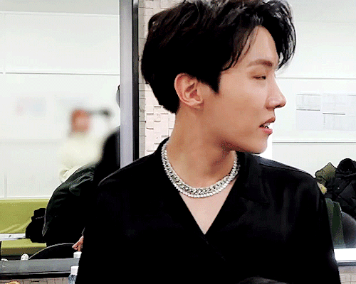 blooodsweatandtears:J-Hope paying attention to Jimin’s performance  ღ