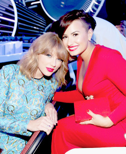 swiftgallery:  taylorswift and Demi Lovato | 2014 MTV Video Music Awards   Queen + queen = perfectionnnnn😍😍😍😍😍💖