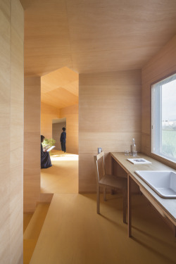 architags:Miya Akiko Architecture Atelier. roofs and windows near wall behavior｜食堂の壁のはなれ、屋根と窓のある家.  Fukaya, Saitama. Japan. photos: Takumi Ota