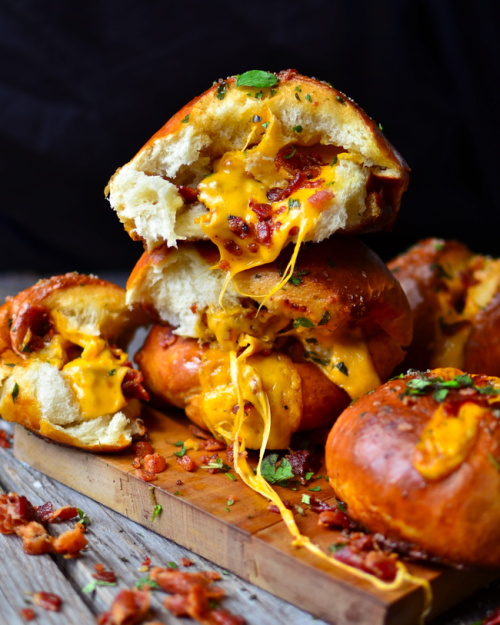 Porn foodsforus:  Cheddar Bacon Stuffed Pretzel photos