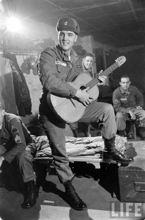 Elvis in the Army(Loomis Dean. 1958)