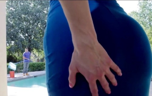 Mmmmm…looks like mama really likes the new pool guy Kendracheating wife