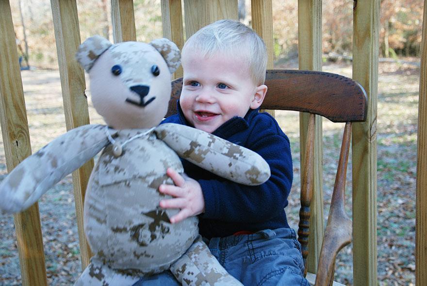 sixpenceee:  Georgia mother Lisa Freeman creates teddy bears for the children of