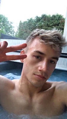 futtbucking:  markofantarxs:  futtbucking: live from the tub I walked by this guy once downtown. He looked at me. I thought, “Short.”  ……i’m literally 6 ft lmao