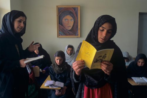  Reading portraits in Afghanistan by iconic photographer Steve McCurry. McCurry manages to tell a story with each portrait. A story of the people, the time, the country. He allows us to travel, discover and feel another reality. Another posts: India.