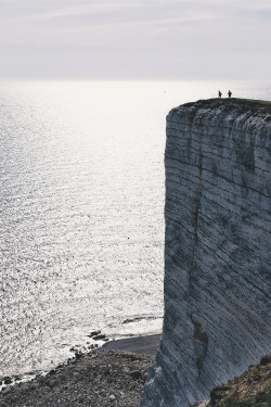 avenuesofinspiration:  Cliffside | Source © | AOI