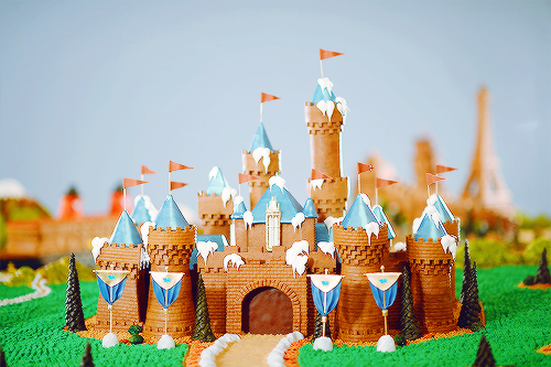 mickeyandcompany:  Disney’s Gingerbread Wonderland (click on the pictures to read the captions) [x] 