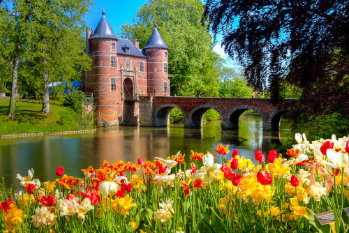 View on the entrance gate of the castle of Groot-Bijgaarden, near Brussels, Belgium (by ixtussy).