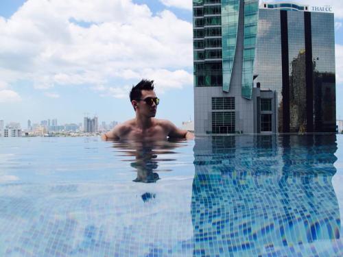sgnaughtyhappy:  bbbtm13:  Jun Low, cute sexy Singaporean. Reblog & follow me for more surprise!  Singaporean meh? He is from Malaysia lah!