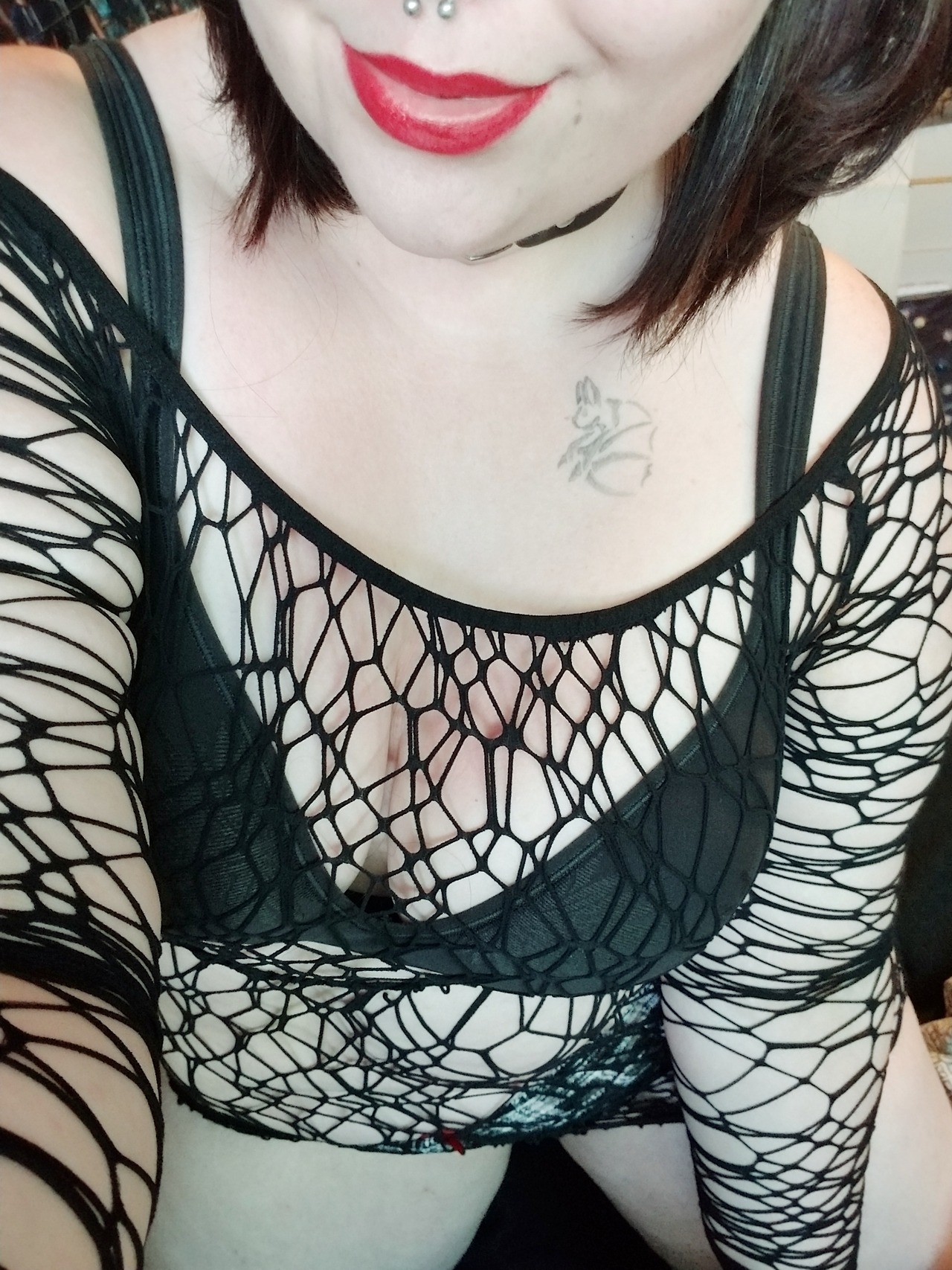 kiink:I feel weird in lipstick. 🤔