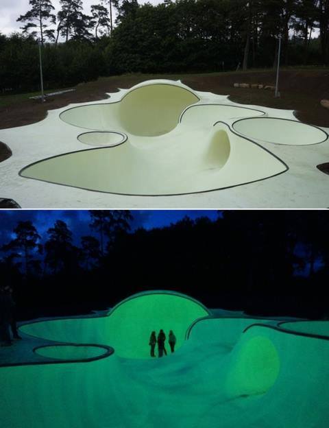 huntreskates:  skateboardmemes:  Glow in the dark skatepark!? (Paolo Geminiani sent