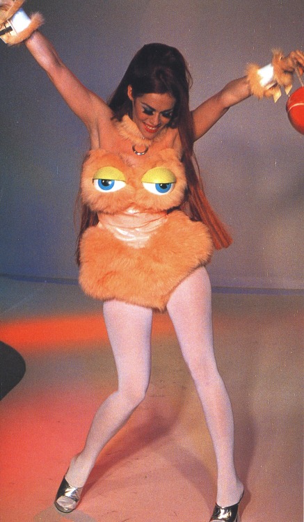 fashion-beepbeep:  lady miss kier of deee-lite walking for thierry mugler fall/winter