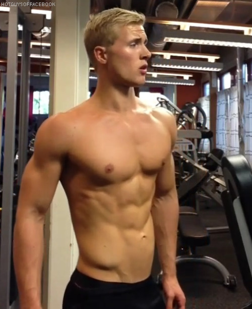 wvilldog:sexyfantasybro:Blond bro was looking for a nice cock to suck on at the gym. He found one.Bl