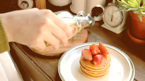 ( Winter Kitchen : Homemade Strawberry Pancakes )
