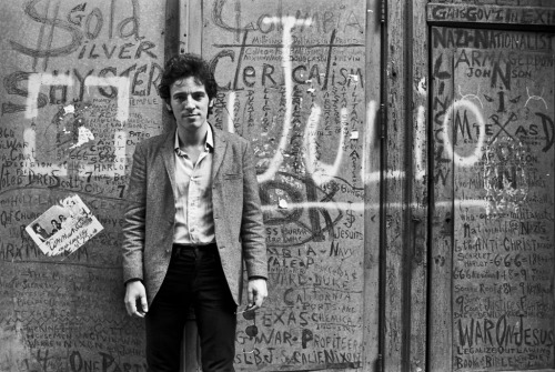 Bruce Springsteen in front of a wall with inscriptions, 1978Photos: Lynn Goldsmith