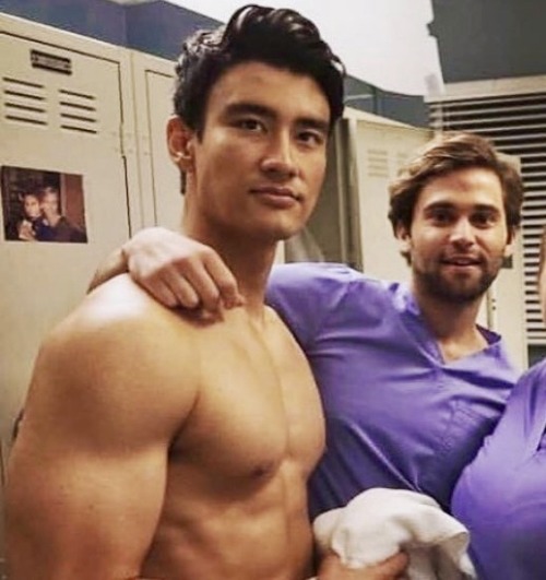 men-with-black-hair:Grey’s anatomy star Alex Landi tells Pink News:“I’m trying