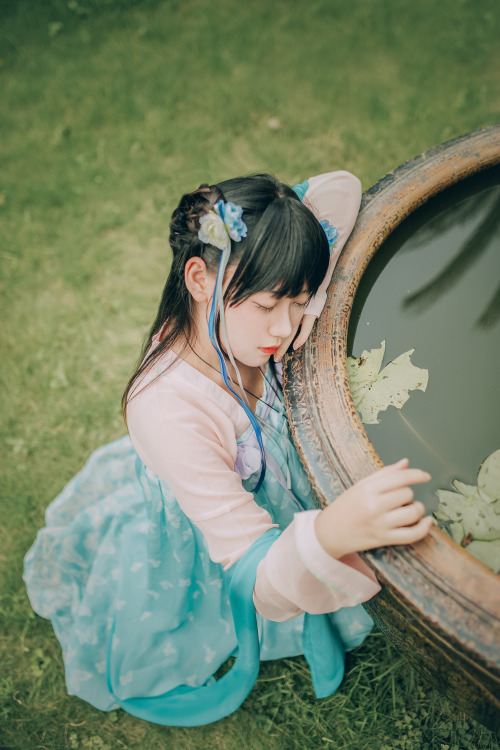 Traditional Chinese fashion, hanfu. Photography.乌米菌 王歪歪 橙果 費詩淇