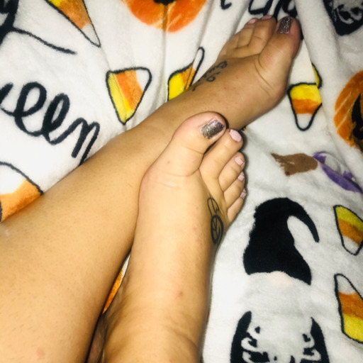 west-coast-glue-factory:mistresslindsey93:I haven’t been very active, been going through a lot personally. But you pathetic little foot boys do make me feel better. Enjoy these, babies. 😘 😘❤👣🍆