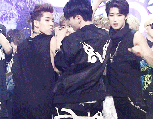 sungjongontop:  Hyper DongYeolJong at the end of Music Bank (ﾉ≧∀≦)ﾉ 
