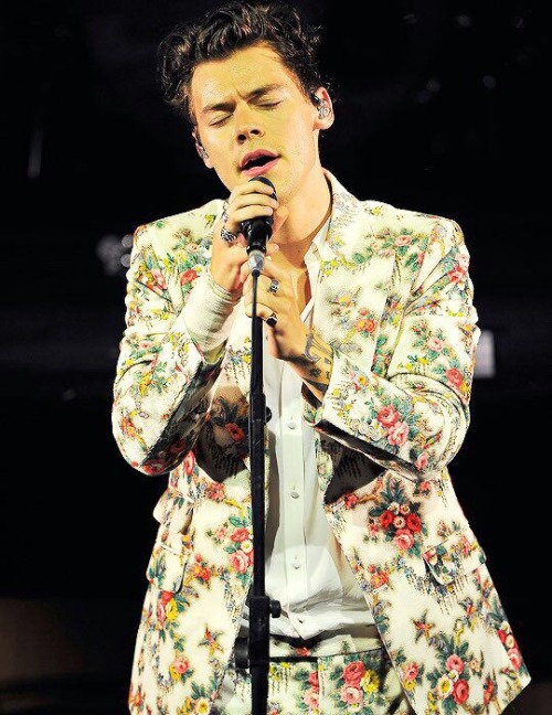 Sex larryownthisass: Gucci patterned suits pictures