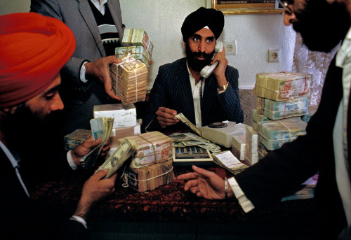 warkadang:  KABUL, AFGHANISTAN. 1992. Sikhs and Hindus run currency-exchange kiosks. Photograph by S
