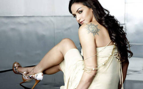 Esha DeolFollow celebrity-legs-and-heels.tumblr.com/ for more!(via esha_deol_charming_back_ta