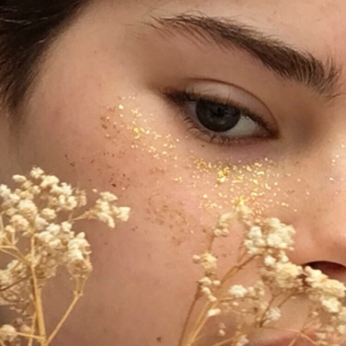 goldcherie: golden freckles and baby’s breath ig: cheriemoji