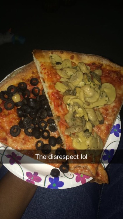 midnight-sun-rising:  dwaynewaynesflipglasses:  midnight-sun-rising:  dwaynewaynesflipglasses:  midnight-sun-rising:  bisaxuals:  midnight-sun-rising:  DO YA’LL SEE THE DISRESPECT?! 😩  Wait this is how it came from papa johns????  Yes. I kid you